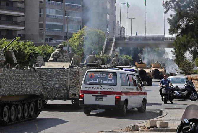 Lebanese army soldiers take a position in the area of Tayouneh in Beirut on Oct. 14, 2021. (AFP)