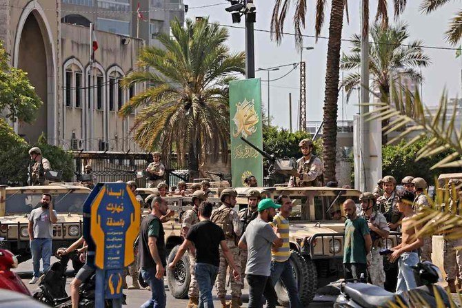 Lebanese army soldiers take a position in the area of Tayouneh in Beirut on Oct. 14, 2021. (AFP)