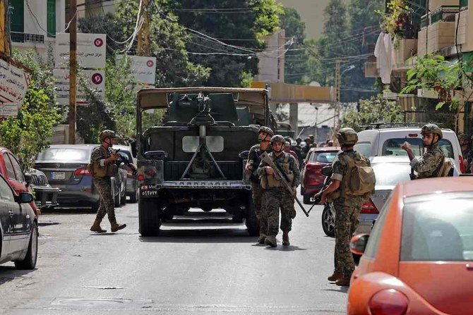 Lebanese army soldiers take a position in the area of Tayouneh in Beirut on Oct. 14, 2021. (AFP)