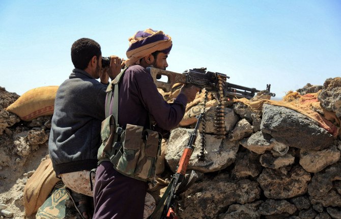 Fighters loyal to Yemen's legitimate government mans a position near the frontline facing Iran-backed Houthis in the country's northeastern province of Marib on Oct.17, 2021.(AFP photo)