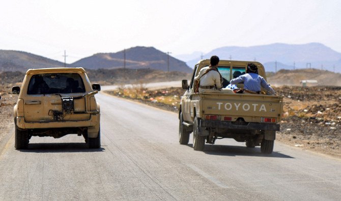 Fighters loyal to Yemen’s government ride a pickup truck on their way to a position near the frontline facing the Iran-backed Houthi militia in the northeastern province of Marib, on Oct. 17, 2021. (AFP)