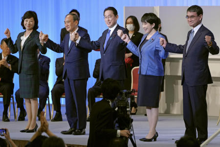 Japanese former Foreign Minister Fumio Kishida (center), celebrates with outgoing Prime Minister Yoshihide Suga (second from left), and fellow candidates Seiko Noda (left), Sanae Takaichi (second from right), and Taro Kono after winning the Liberal Democrat Party leadership election in Tokyo Wednesday, Sept. 29, 2021. (AP)