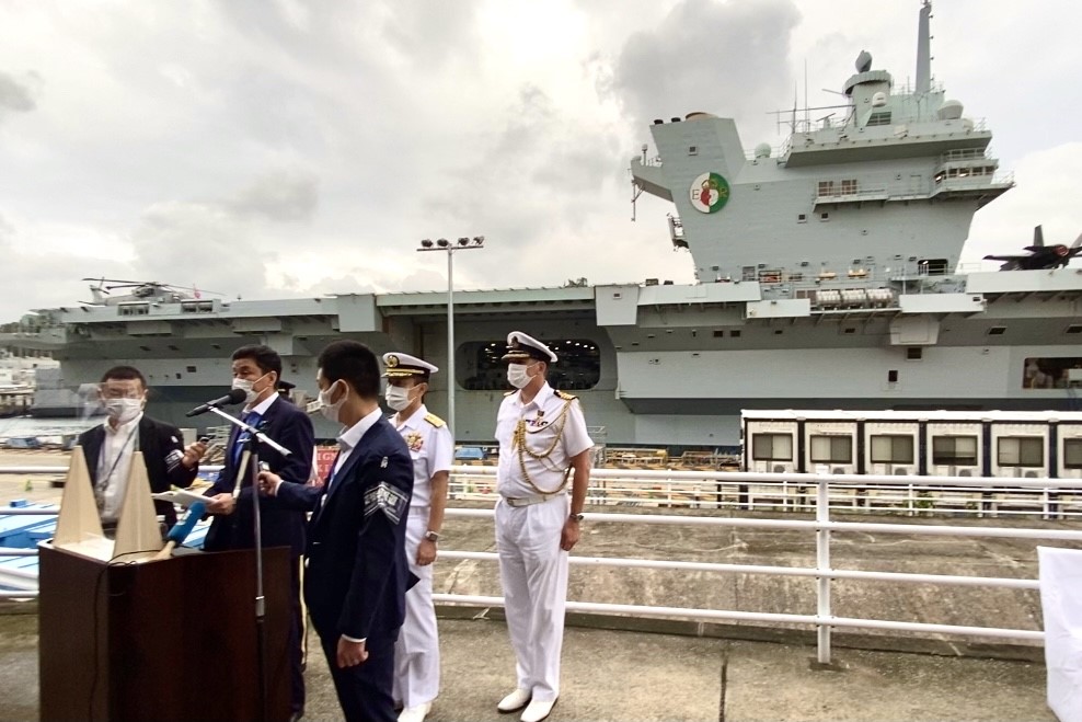 Archive photo of Japan’s defense minister Kishi speaking to the media during his visit to the UK aircraft carrier HMS Queen Elizabeth during its port call in Yokosuka, Japan last month. (ANJ)