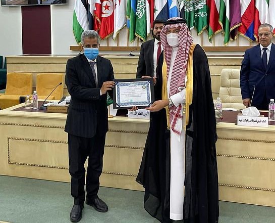 A Saudi Civil Defense representative receives the top award from the recent Arab Interior Ministers’ Council. (SPA)