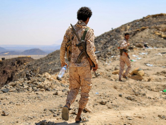 Yemeni pro-government fighters man a position near the frontline facing Iran-backed Houthi militants in the northeastern province of Marib, on Oct. 17, 2021. (AFP)