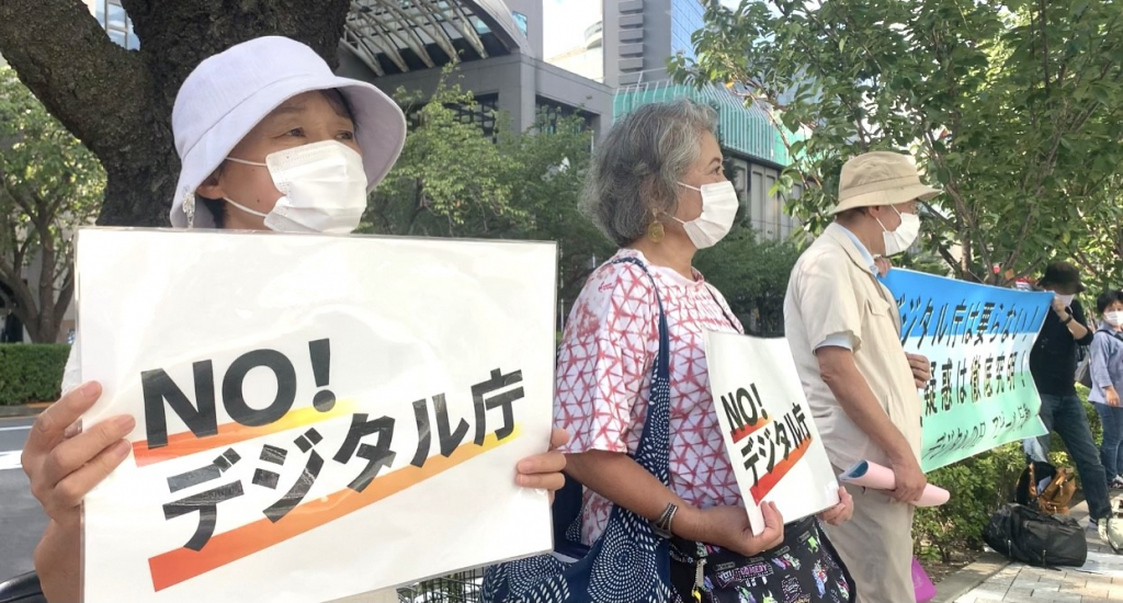 Protesters stressed in their leaflets that it should not be necessary to use the personal number assigned by the government and that there were legal remedies to refuse its use. One of the demonstrators pointed out that some older people are unfamiliar with digital use, while another feared a data leak and wished to have control over his own personal information. (ANJP)