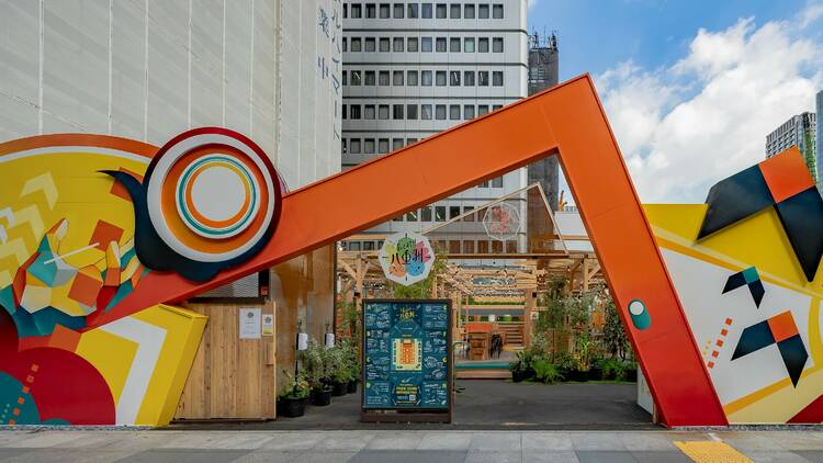 This outdoor food court is located outside Tokyo Station’s Yaesu central exit. The overall food court utilizes wood in the furnishing as well as camping gear for guest to sit on—enhancing the overall outdoor food truck experience. (Beeat Yaesu)