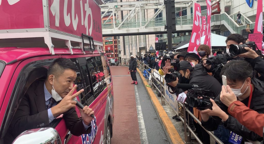 Taro Yamamoto, leader of Reiwa Shinsengumi party gives a speech to voters in Tokyo (ANJ)