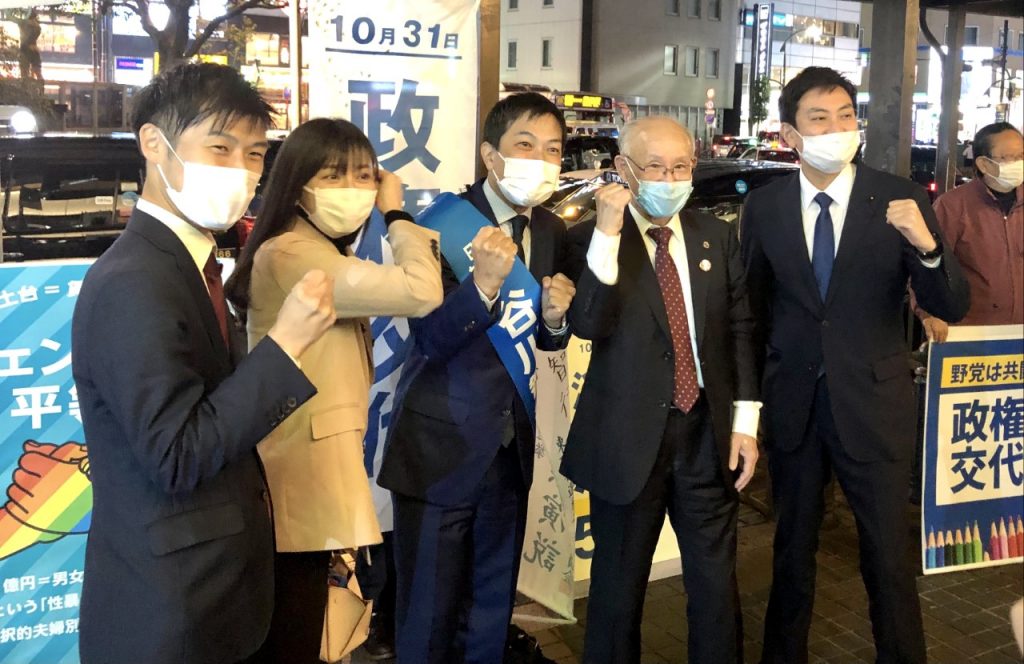 Japanese Communist Party election candidate Tomoyuki Tanigawa, who is running for a House of Representatives seat in Tokyo, received support from Rie Saito, an author and former nightclub worker. (ANJP Photo)