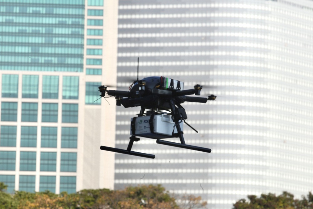 For the first time, an experiment of food delivery by drones in an inhabited area was conducted in Tokyo on Saturday.