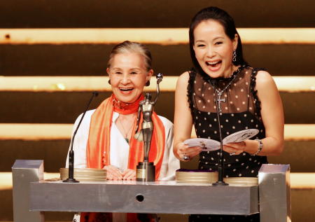Japanese Oscar-winning movie costume designer Emi Wada (left) and Hong Kong actress Cecilia Yip present an award at the 25th Hong Kong Film Awards, April 8, 2006. (Reuters)