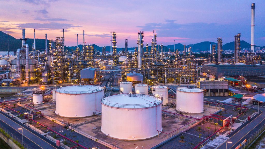 Tokyo crude oil futures hit 7-week low. (Shutterstock)