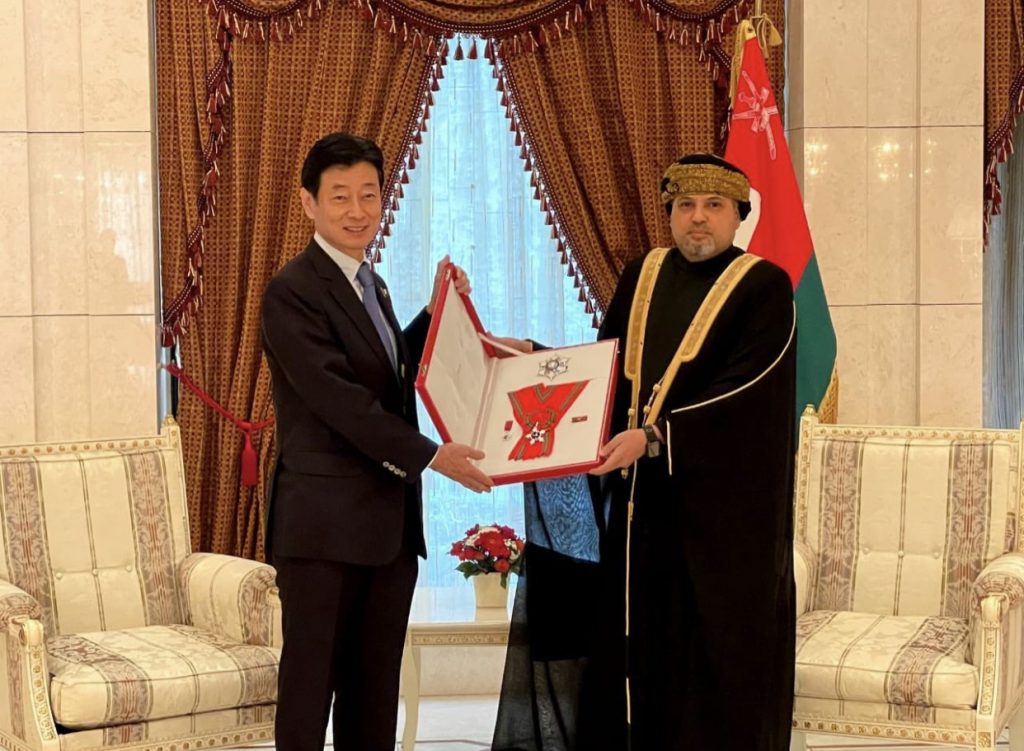 NISHIMURA Yasutoshi was given the honor by the Sultan of Oman. (ANJP)