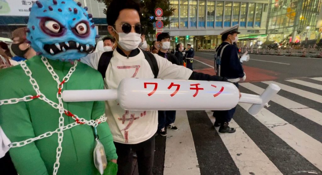 This year, the authorities asked people to avoid the area due to the coronavirus pandemic, but with daily infection numbers below 30 in Tokyo, many felt free to hit the streets and have a Halloween party. (ANJP)