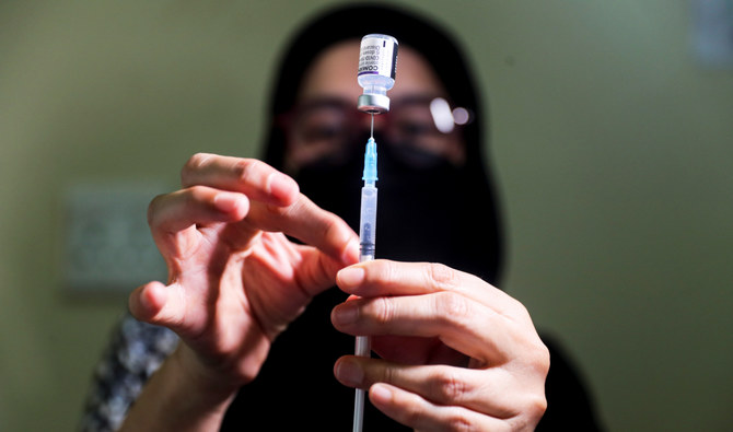 A pharmacist prepares a dose of the COVID-19 Pfizer vaccine amidst the spread of the Omicron variant in Johannesburg, South Africa. (REUTERS/FILE)