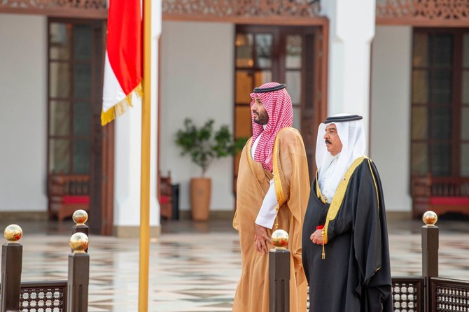 Bahrain's King Hamad receives Saudi Arabia’s Crown Prince Mohammed bin Salman headed an official procession to Sakhir Palace. (MOFA)
