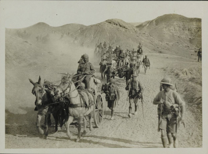 British and Indian troops traverse a desert during the Mesopotamia campaign of the First World War (1914-1918). (Alamy)