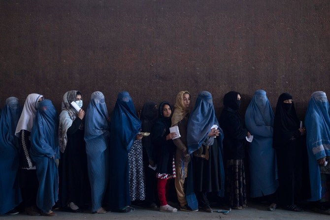 Women queuing to get cash at a money distribution point organized by the World Food Programme in Kabul. (File/AP)