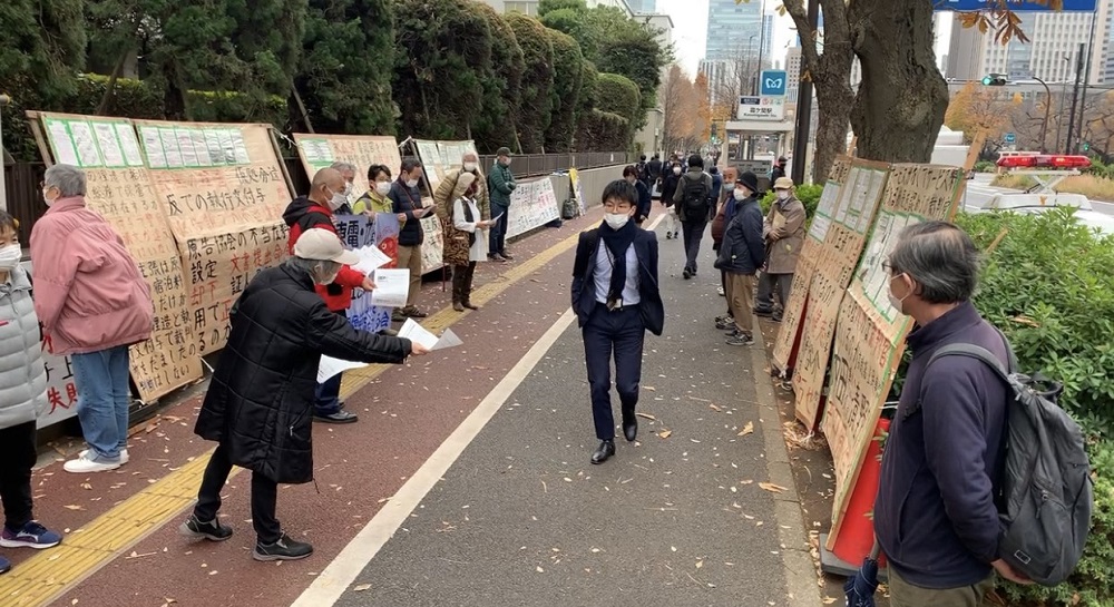 Dozens of workers and former nuclear workers gathered in Tokyo on Tuesday to support a nuclear worker affected by myeloid leukemia. (ANJ/ Pierre Boutier)