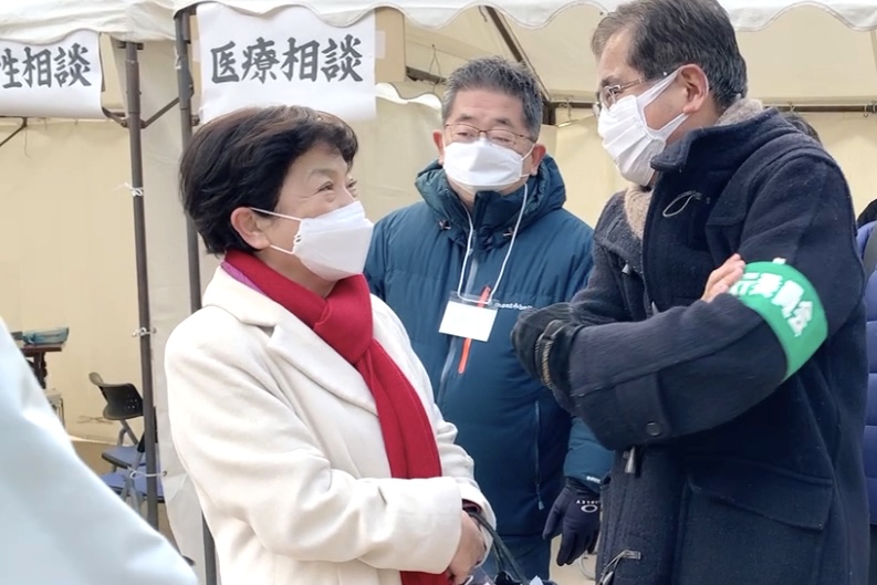 On December 31, 2021 at Okubo park in Tokyo’s Shinjuku district, lawyers, unionists, civil groups and politicians provided services, advice and materials, including food to people affected by economic impact of Covid-19 pandemic.(ANJ/ Pierre Boutier)