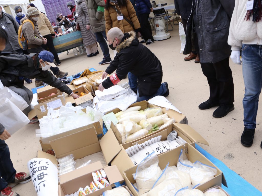 On December 31, 2021 at Okubo park in Tokyo’s Shinjuku district, lawyers, unionists, civil groups and politicians provided services, advice and materials, including food to people affected by economic impact of Covid-19 pandemic.(ANJ/ Pierre Boutier)
