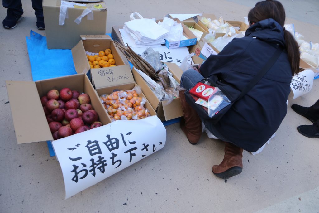 On December 31, 2021 at Okubo park in Tokyo’s Shinjuku district, lawyers, unionists, civil groups and politicians provided services, advice and materials, including food to people affected by economic impact of Covid-19 pandemic.(ANJ/ Pierre Boutier)