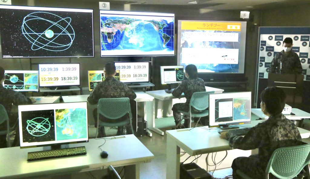 Space Operations squadron at Fuchu military airbase conducts a test and a simulation to identify and isolate space debris. (ANJ / Pierre Boutier) 