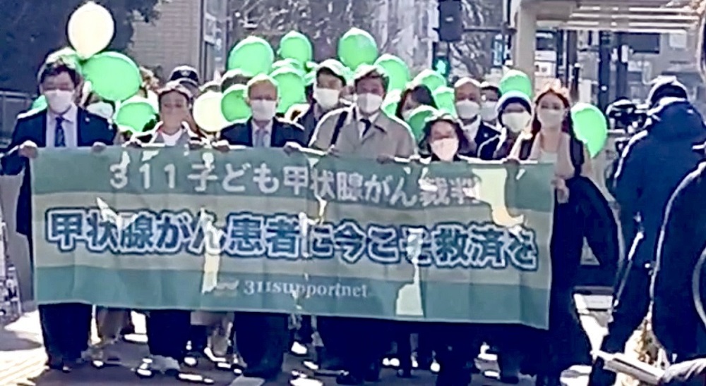 The plaintiffs and their supporters march to the Tokyo court to file their lawsuit against TEPCO. (ANJ/ Pierre Boutier)