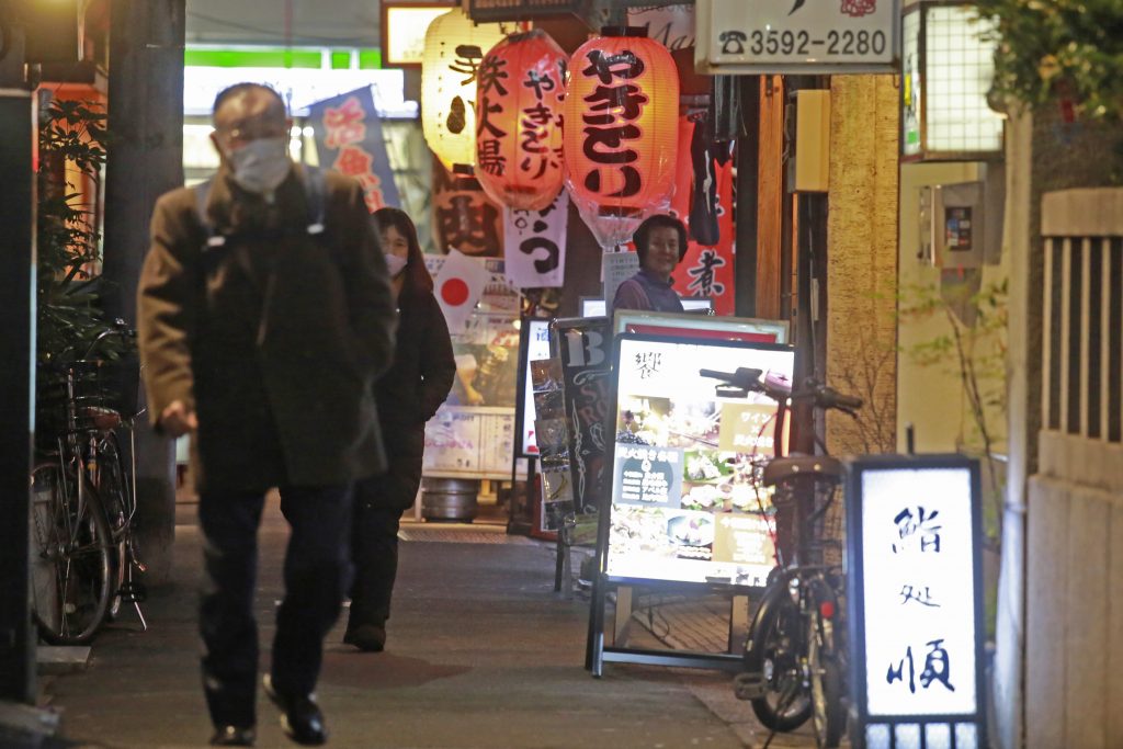 Restaurants and bars will close early in Tokyo and a dozen other areas across Japan beginning Jan. 21, 2022 as Japan widens COVID-19 restrictions due to omicron causing cases to surge to new highs in metropolitan areas. (File photo/AP)