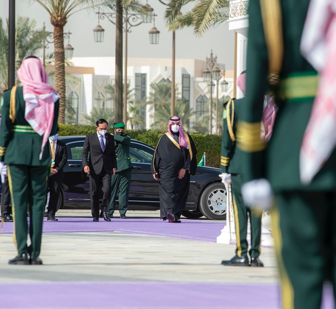 Saudi Crown Prince Mohammed bin Salman receives the prime minister of Thailand. (SPA)