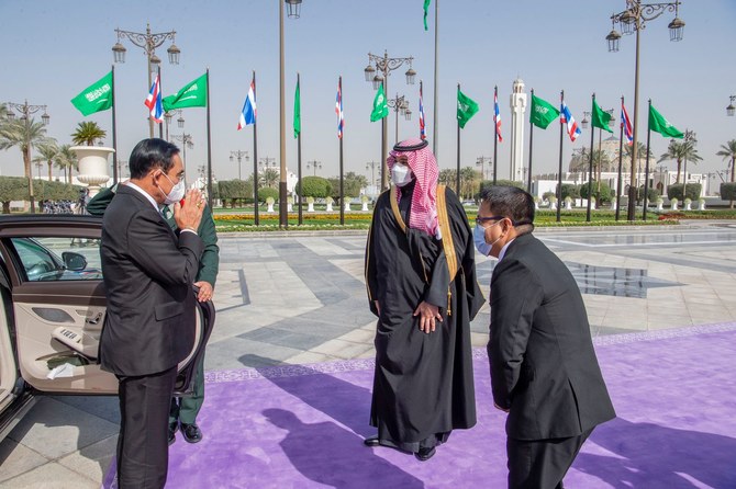 Saudi Crown Prince Mohammed bin Salman receives the prime minister of Thailand. (SPA)