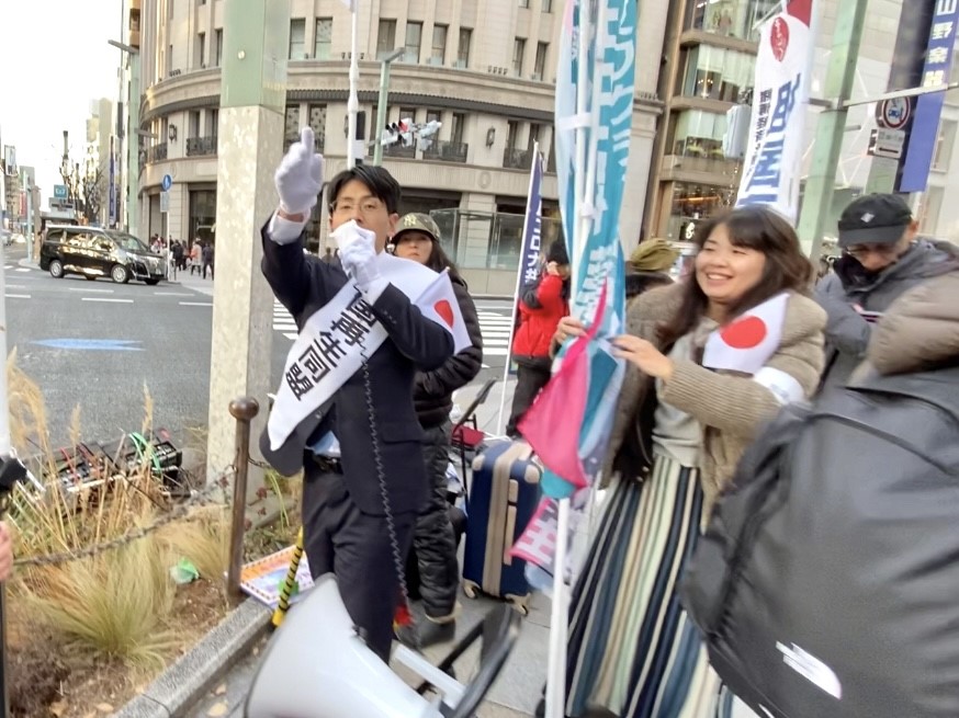A group of activists, including members of a tiny Japanese new political conservative Party, called “Motherland Revitalization Alliance,” took to the streets to denounce the vaccination against COVID-19. (ANJ)