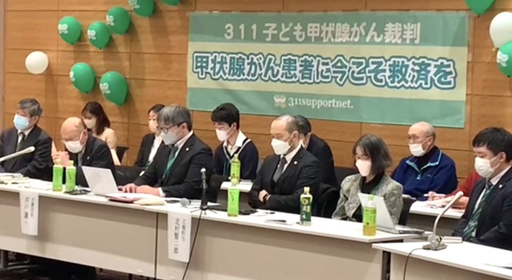 The plaintiffs and their lawyers hold a press conference explaining their lawsuit against TEPCO. (ANJ/ Pierre Boutier)
