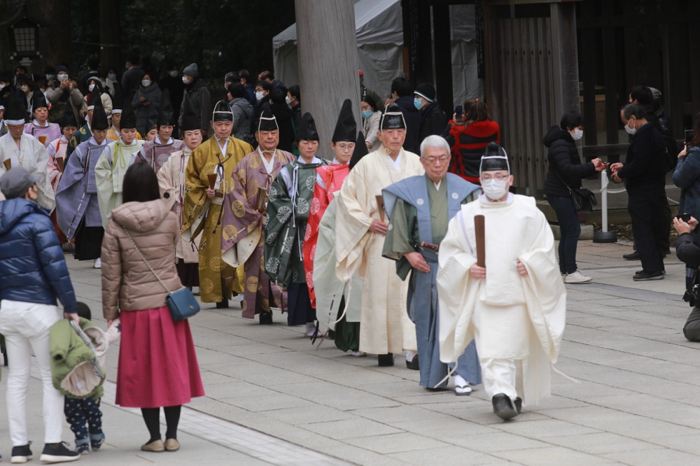 A procession of around 40 pilgrims dressed in traditional costumes passed through the east gate of Meiji Shrine before praying inside. (ANJ/ Pierre Boutier)