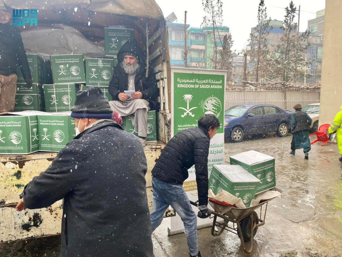 King Salman Relief Center distributes more than 21 tons of food baskets in the Afghan capital on Jan. 6, 2022. (SPA)