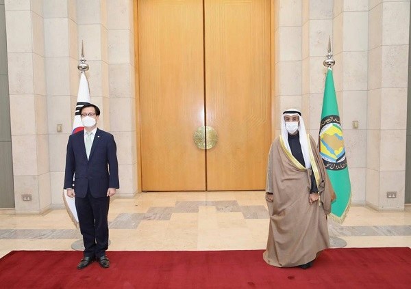 South Korean Minister of Trade, Industry and Energy Moon Sung-wook and GCC Secretary-General Nayef Al Hajraf. (GCC)