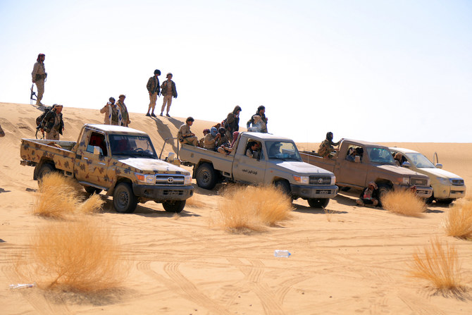 Fighters loyal to the Yemeni government take positions at the Al-Jawba frontline facing the Houthi militia in the country’s northeastern province of Marib. (File/AFP)