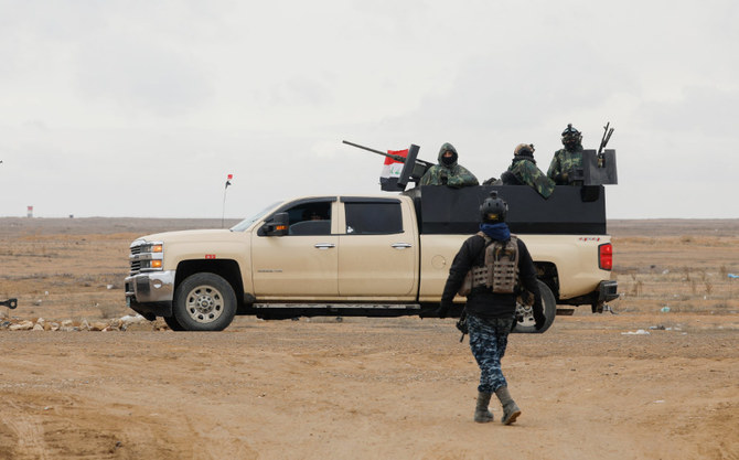 Members of Iraqi security forces gather on the Iraqi side of Iraq-Syria border, January 27, 2022. (REUTERS)