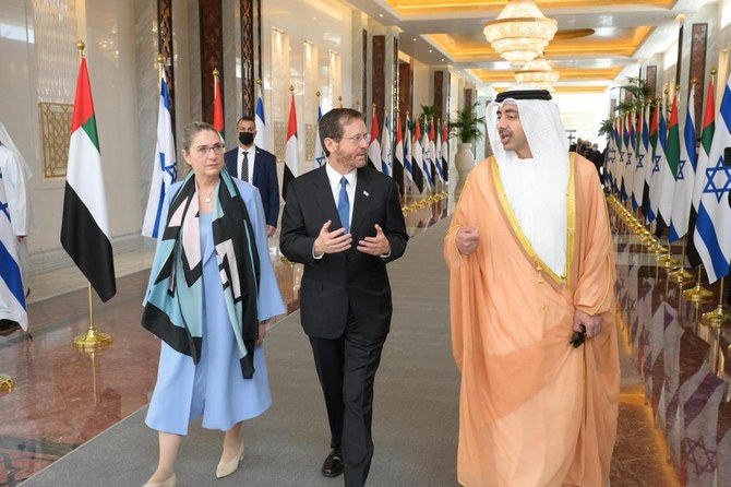 Israeli President Isaac Herzog welcomed in Abu Dhabi by UAE Foreign Minister Sheikh Abdullah bin Zayed. (Amos Ben-Gershom/ GPO)