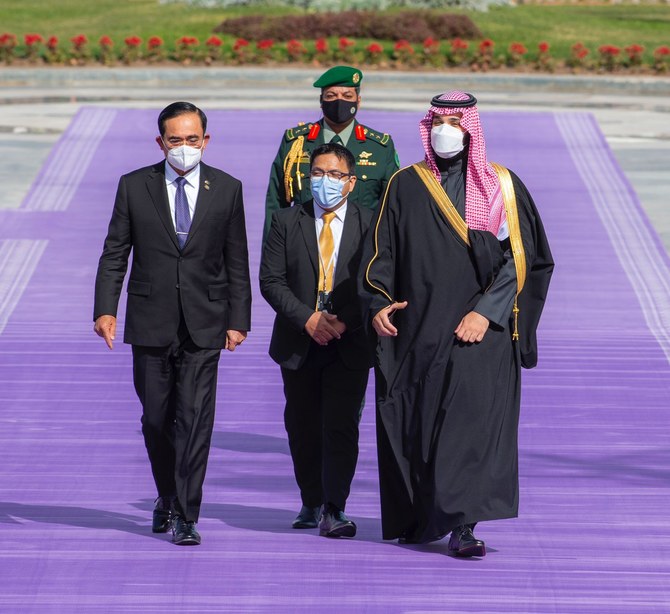 Saudi Crown Prince Mohammed bin Salman receives the prime minister of Thailand. (SPA)
