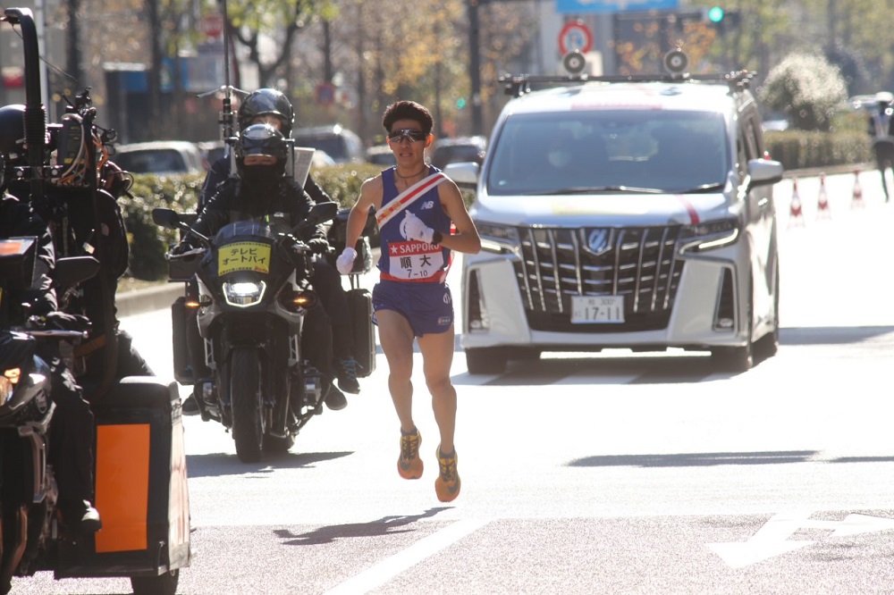 The Hakone Ekiden relay race is run over two days and takes place in cool, winter weather. (ANJ/Pierre Boutier)