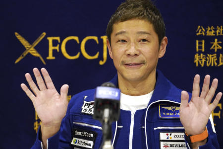 Japanese billionaire Yusaku Maezawa waves during a press conference at the Foreign Correspondents’ Club in Tokyo Friday, Jan. 7, 2022. (AP)