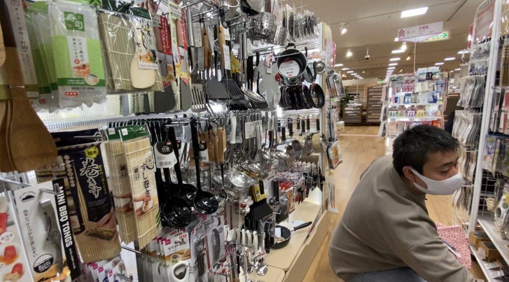 Shoppers check items on the shelves at a ¥100 shop in Tokyo. (ANJ) 