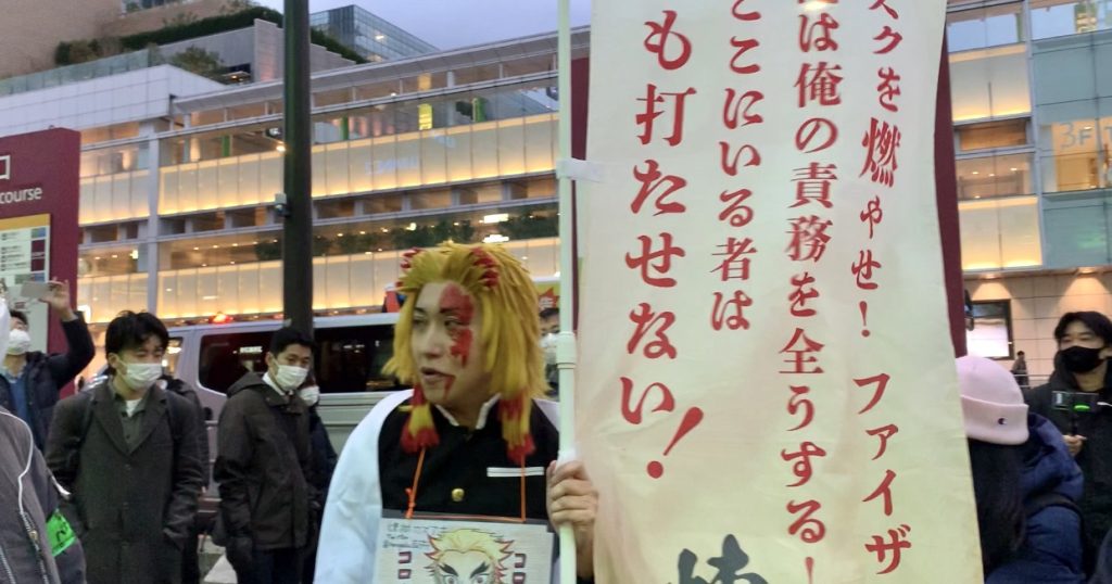 An anti-vaccine protester appears in old Japanese costume during a stand-off between the anti and pro face-mask demonstrators in Shinjuku district in Tokyo, Jan. 30, 2020. (ANJP Photo)