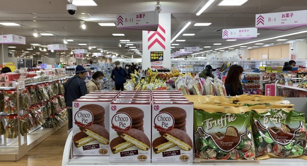 Shoppers check items on the shelves at a ¥100 shop in Tokyo. (ANJ) 