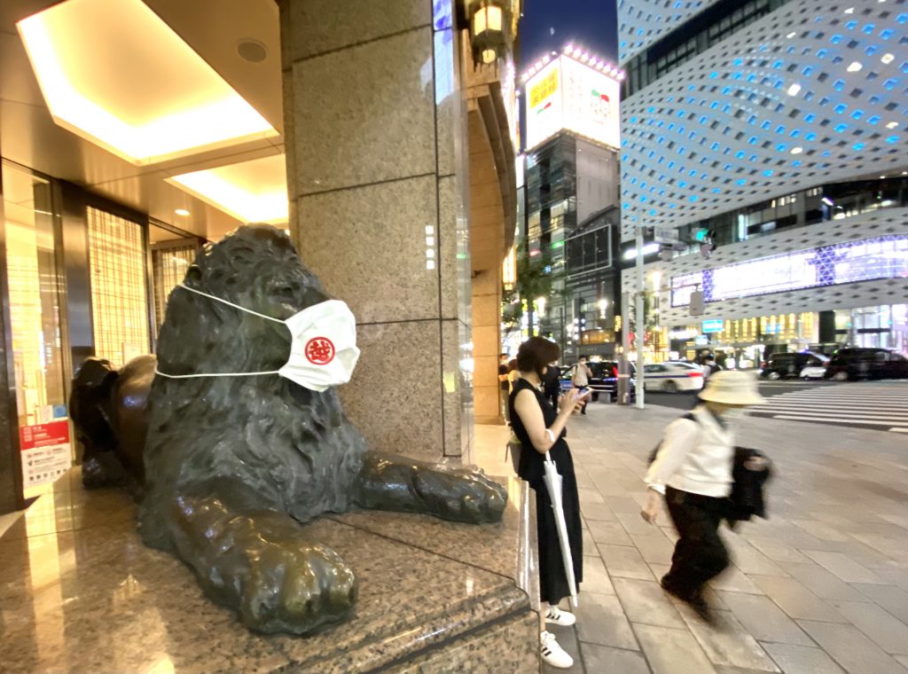 The Lion landmark of the Mitsukoshi mall in Tokyo’s Ginza district is seen with a mask to encourage shoppers to use masks. (ANJ)