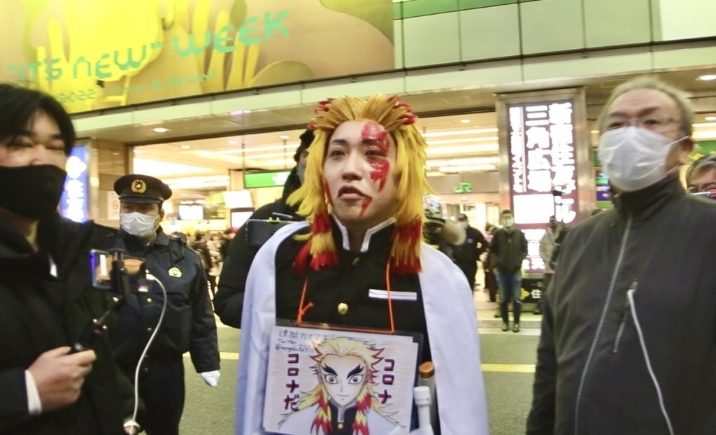 An anti-vaccine protester appears in old Japanese costume during a stand-off between the anti and pro face-mask demonstrators in Shinjuku district in Tokyo, Jan. 30, 2020. (ANJP Photo)