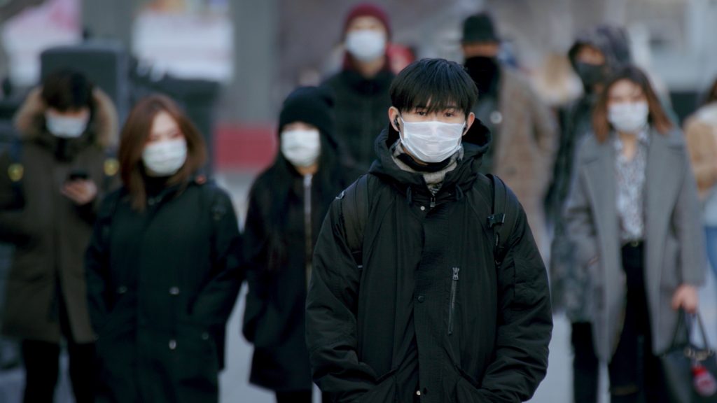 Although the omicron coronavirus variant, which has become the dominant virus strain, is said to tend to cause milder symptoms, infectious disease experts have voiced a strong sense of vigilance against the rapid increase of seriously ill patients. (Shutterstock)