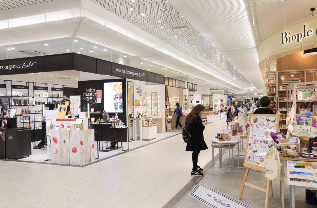 In 2021, the COVID-19 pandemic continued to force department store operators to take measures against the virus, such as closing stores temporarily and restricting the number of customers. (Shutterstock)