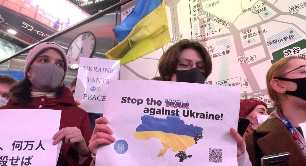 Ukrainian residents living in Japan protested against the Russian invasion of their country and demanded an immediate end to the military operation. (ANJ/ Pierre Boutier)